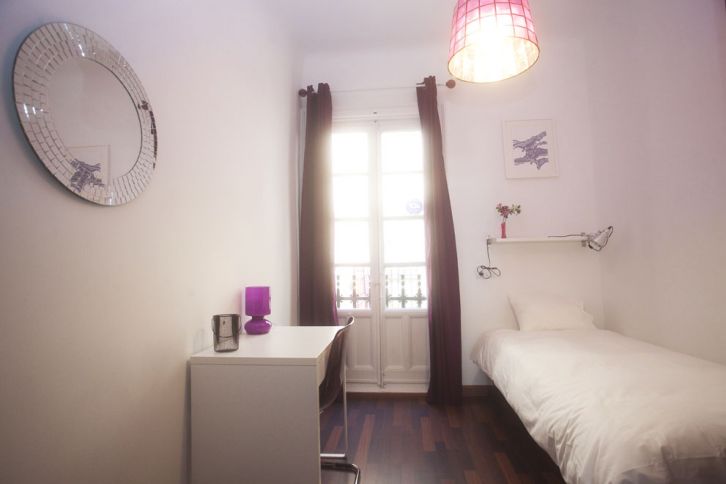 El dormitorio violeta es nuestro preferido, puedes verlo en AirBnb